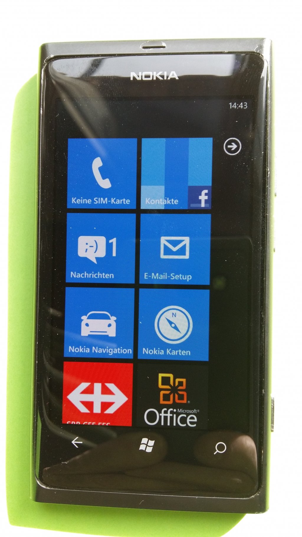 image-7913385-Nokia_800_Lumia_(1)1.w640.jpg