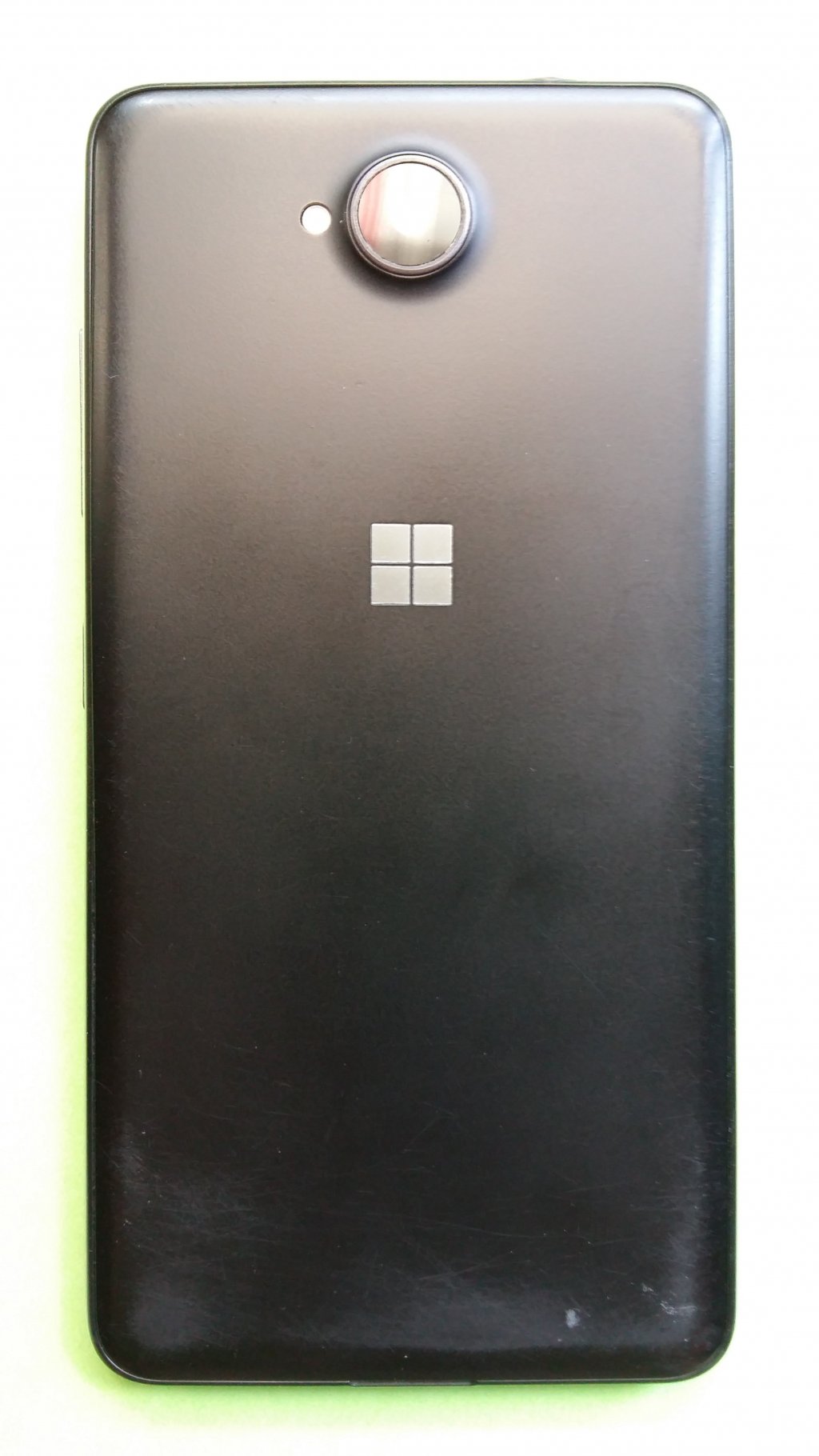 image-8940101-Microsoft_650_Lumia_(1)2.w640.jpg